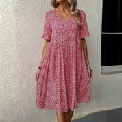 Abito estivo donna, floreale rosso, maniche corte, scollo rotondo, lunghezza al ginocchio, tessuto leggero, moda casual elegante.