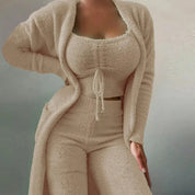 Abbigliamento donna beige in maglia: cardigan lungo, top corto con laccio, pantaloni a vita alta. Moda autunnale, stile casual chic.