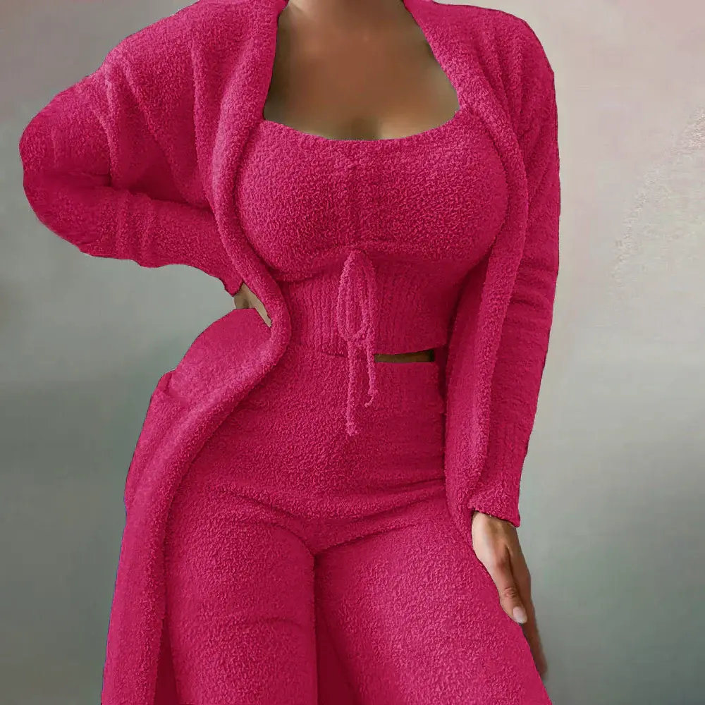 Set coordinato donna in maglia rosa, composto da cardigan, top e pantaloni. Abbigliamento moda femminile, stile casual e confortevole.