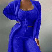Donna in abbigliamento lounge blu, set coordinato in maglia morbida con cardigan, top e pantaloni. Moda comoda e casual per casa.