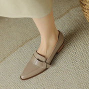 Scarpa mocassino donna beige in pelle, design elegante con fiocco, suola in legno, perfetta per look casual e formali. Moda calzature femminili.