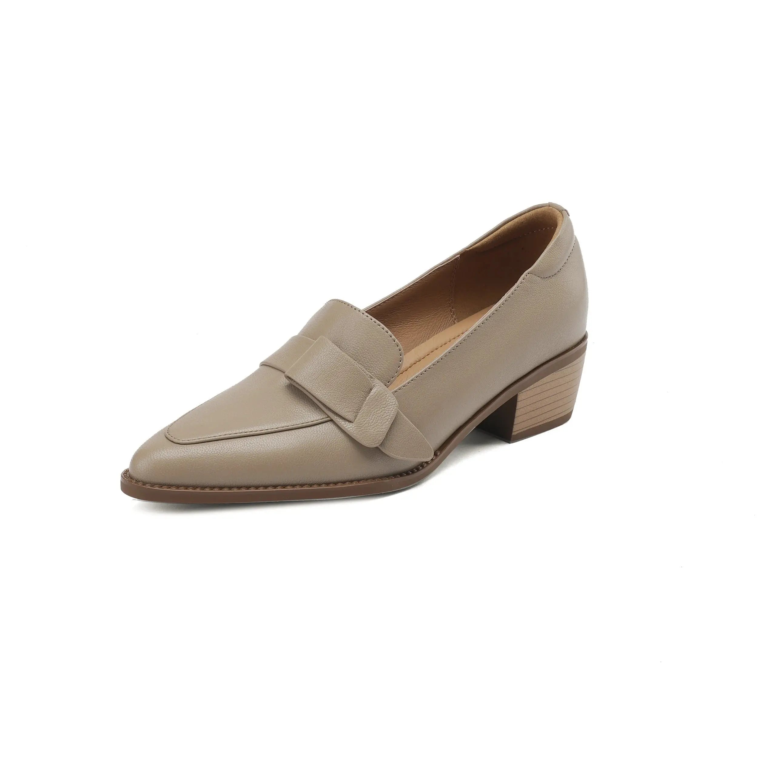 Scarpa mocassino donna beige con tacco basso, design elegante e moderno, perfetta per look casual e formali. Materiale in pelle sintetica.