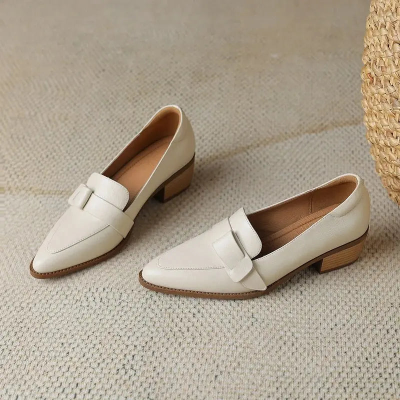 Scarpe mocassino donna in pelle beige, tacco basso, design elegante e moderno, ideali per look casual e formali. Perfette per ogni stagione.