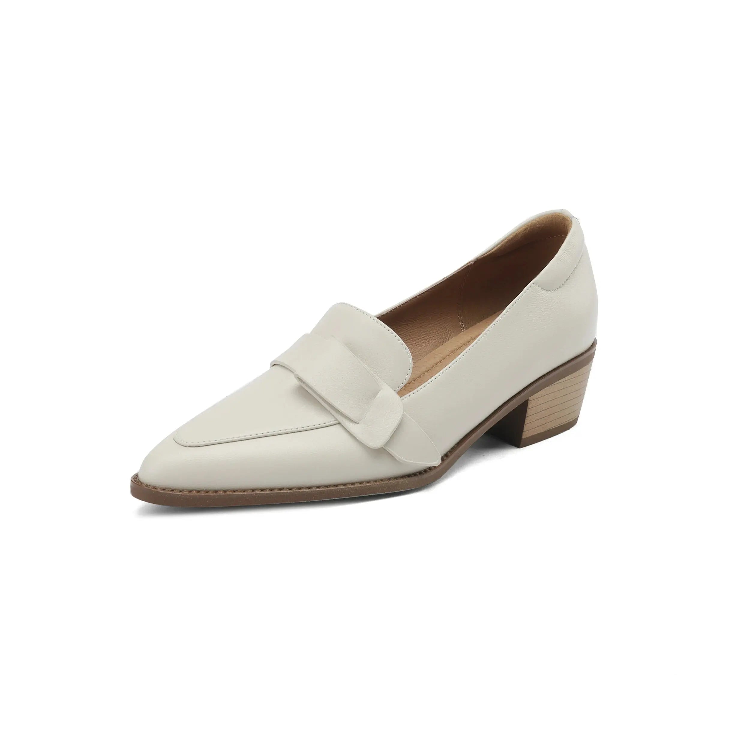 Scarpa mocassino donna in pelle bianca, tacco basso in legno, design elegante e moderno, perfetta per look casual e formali.