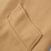 Tasca in lana beige su cappotto elegante, tessuto morbido e di alta qualità, moda autunno inverno, abbigliamento donna, dettaglio sartoriale.