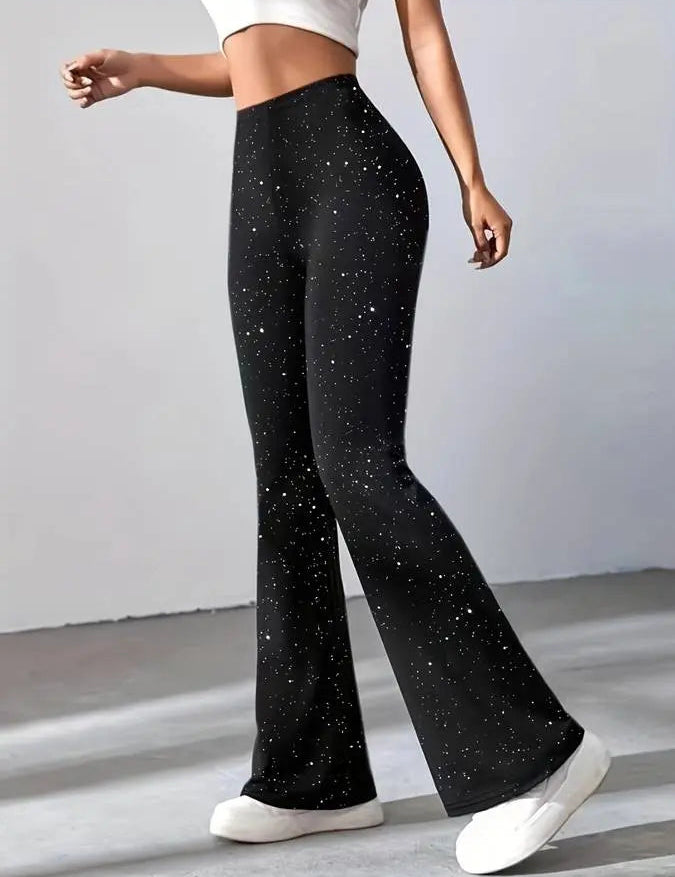 Pantaloni a zampa neri con stampa a stelle, indossati da una modella. Abbigliamento casual elegante, perfetto per moda donna e tendenze 2023.