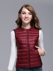Giubbotto smanicato donna rosso bordeaux, imbottito, con zip frontale. Moda autunno inverno, abbigliamento casual elegante.