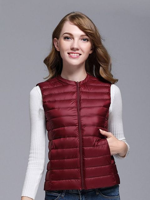 Giubbotto smanicato donna rosso bordeaux, imbottito, con zip frontale. Moda autunno inverno, abbigliamento casual elegante.