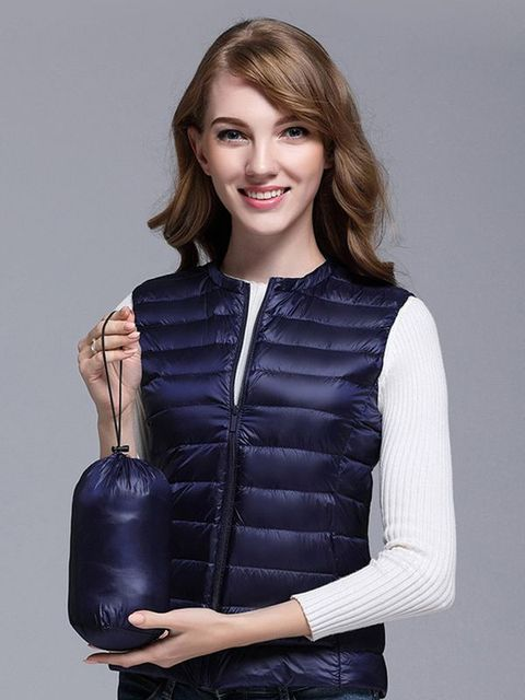Giubbotto piumino donna blu, leggero e comprimibile, con custodia. Ideale per l'inverno, moda femminile, abbigliamento outdoor.
