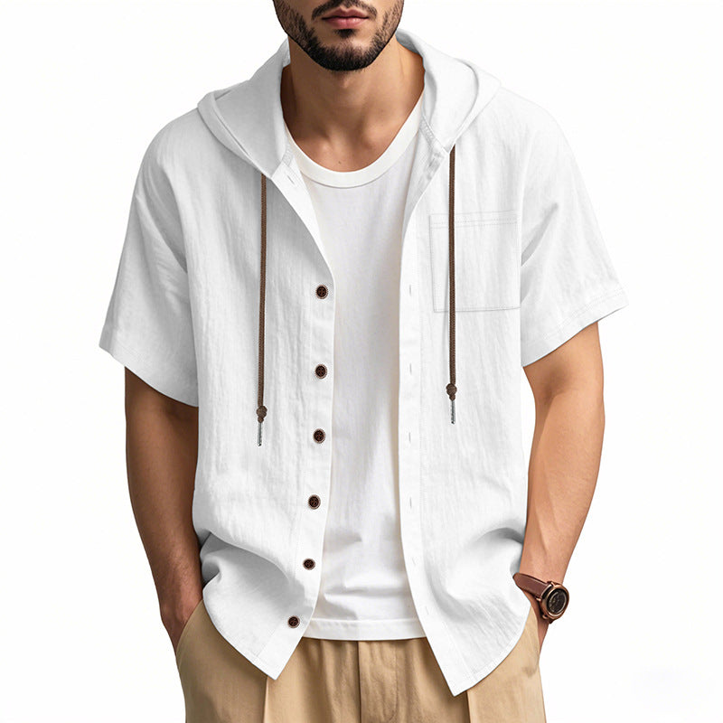 Camicia uomo bianca con cappuccio, maniche corte, bottoni marroni, cordini, tasca frontale, stile casual estivo.