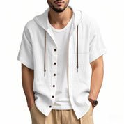 Camicia uomo bianca con cappuccio, maniche corte, bottoni marroni, tasca frontale, stile casual estivo. Perfetta per look moderni e versatili.