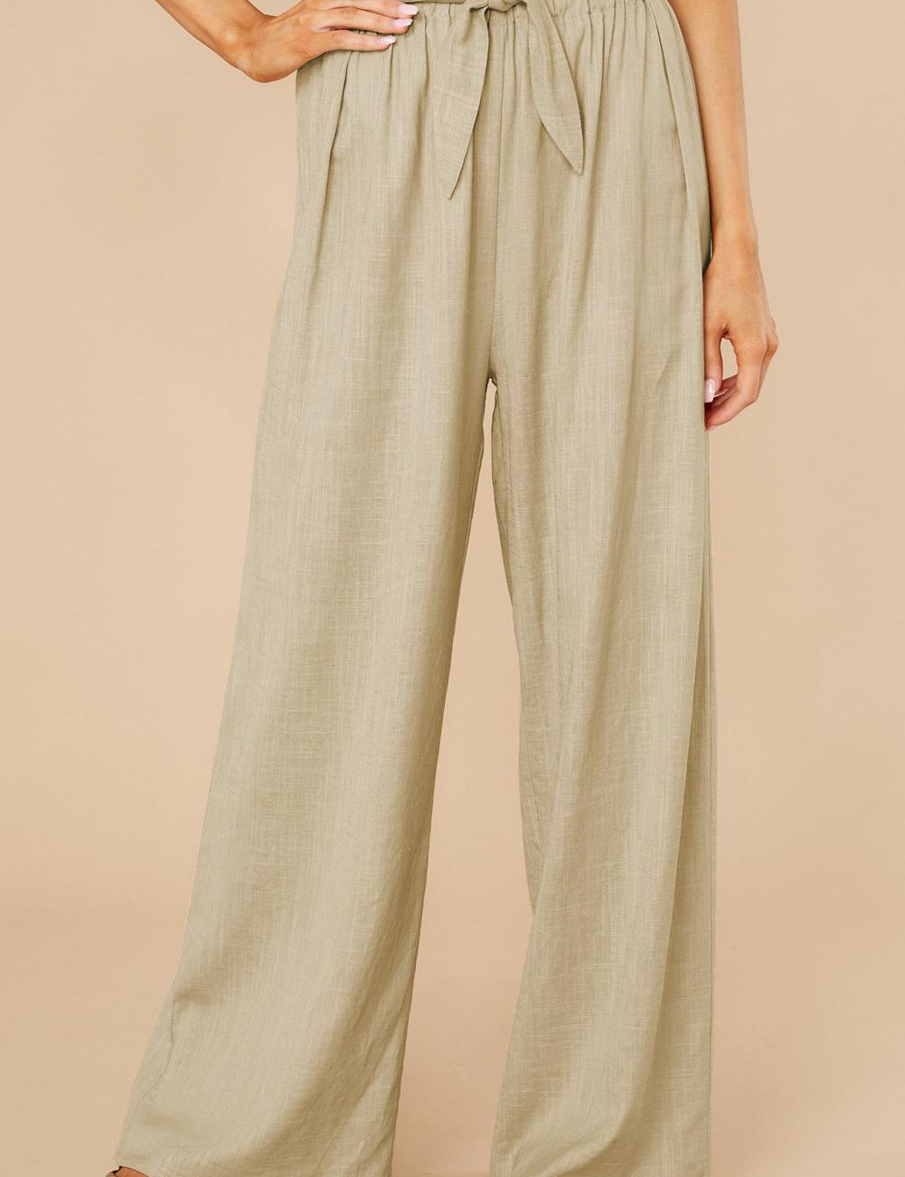 Pantaloni a vita alta beige da donna, ampi e con cintura, stile casual elegante, tessuto leggero, perfetti per moda estiva e look quotidiano.