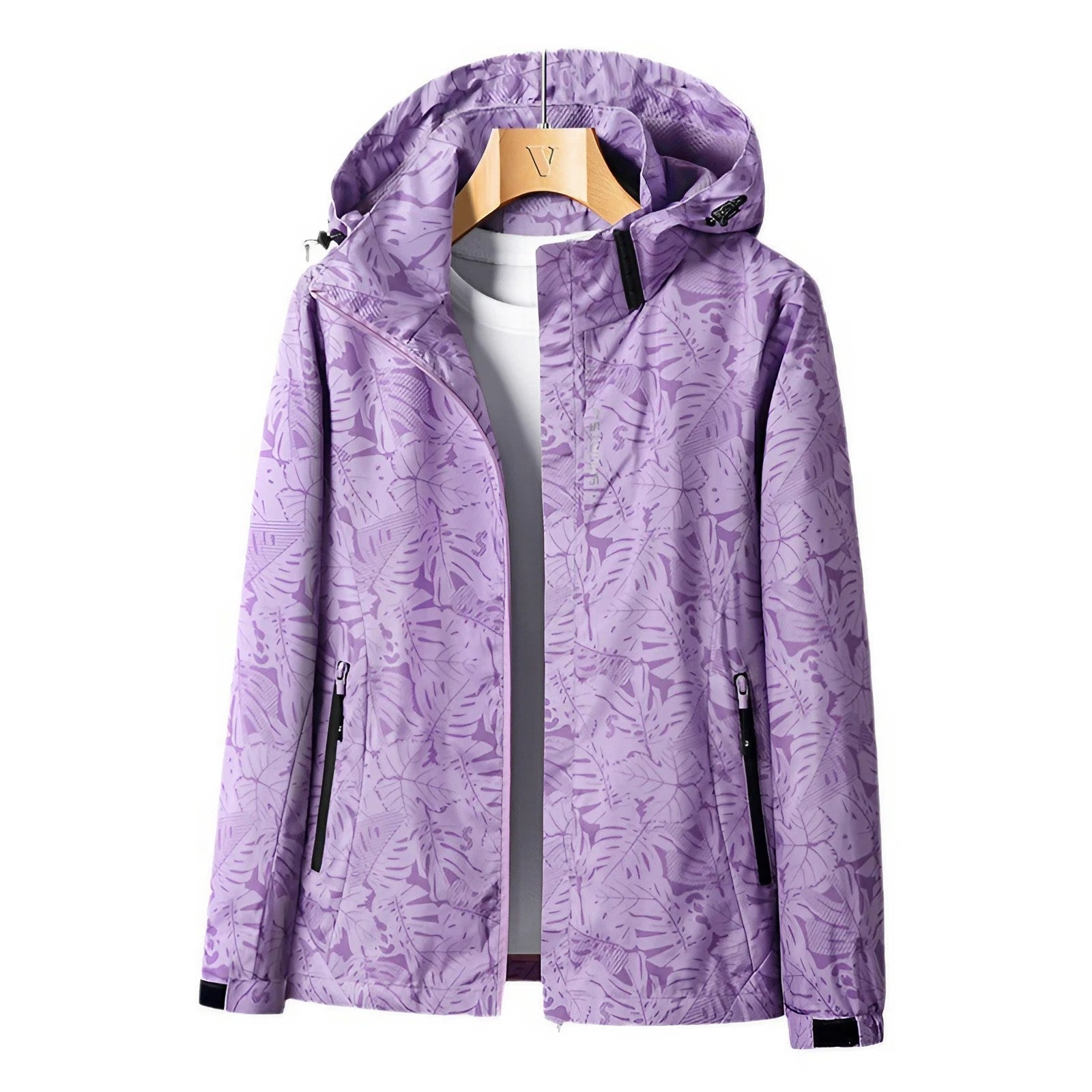 Giacca impermeabile viola con cappuccio, motivo foglie, chiusura zip, tasche laterali, ideale per outdoor e sport. Disponibile su Google Shopping.