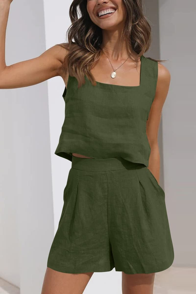 Donna sorridente indossa un completo estivo verde oliva in lino, composto da top senza maniche e pantaloncini a vita alta. Moda casual estiva.