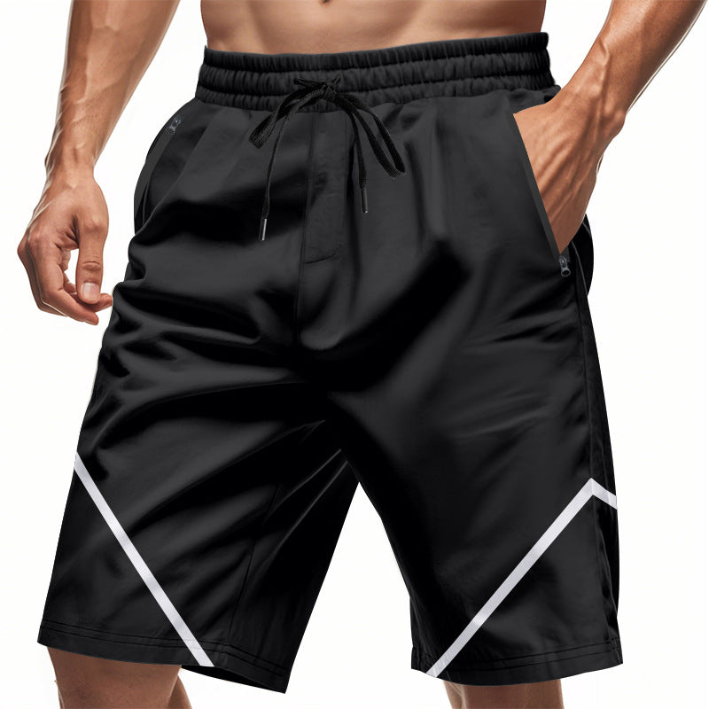 Pantaloncini sportivi neri da uomo con tasche, elastico in vita e dettagli bianchi. Ideali per allenamento, palestra e attività all'aperto.