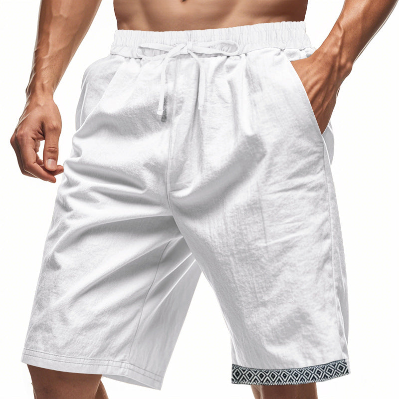Shorts bianchi da uomo in cotone, con tasche laterali e bordo decorativo nero. Ideali per l'estate, comodi e alla moda.