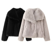 Due giacche in eco-pelliccia, una nera e una grigia, con colletto ampio. Moda invernale donna, abbigliamento caldo e elegante.