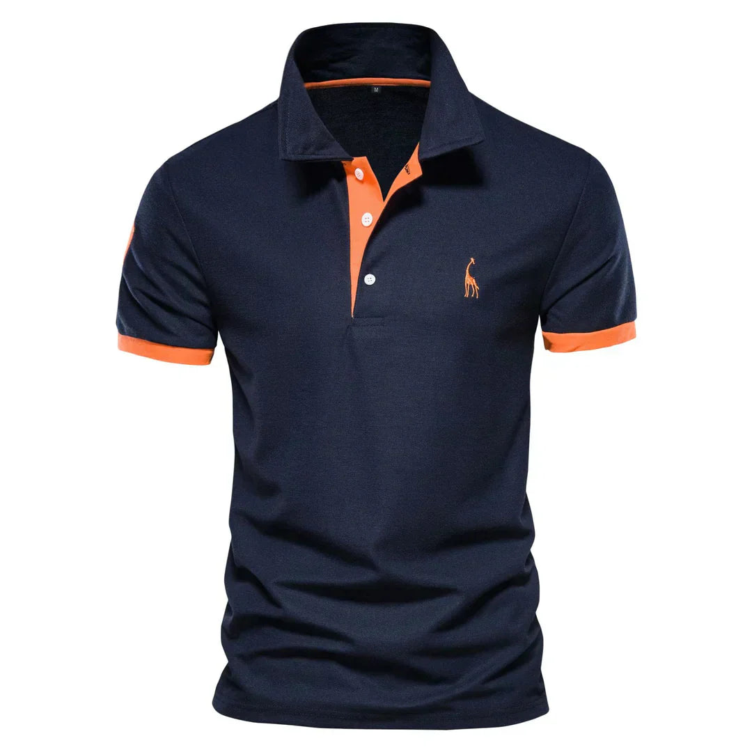 Polo uomo blu scuro con colletto e bordi arancioni, logo ricamato, maniche corte, stile casual elegante, tessuto traspirante.
