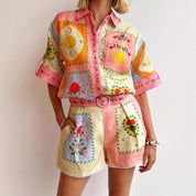 Completo estivo donna in lino colorato con motivi floreali e solari, camicia a maniche corte e pantaloncini, moda casual, abbigliamento estivo.