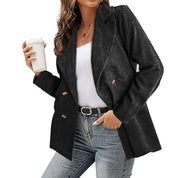 Giacca donna elegante nera a doppio petto, abbinata a jeans e top bianco. Moda autunnale, stile casual chic. Donna con caffè in mano.