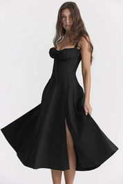 Abito nero elegante con spacco, scollatura arricciata e spalline sottili, indossato da modella. Perfetto per eventi serali e cerimonie.