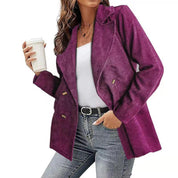 Giacca donna viola a coste, doppio petto, indossata con jeans e top bianco. Moda autunnale, casual chic, tendenze abbigliamento femminile.