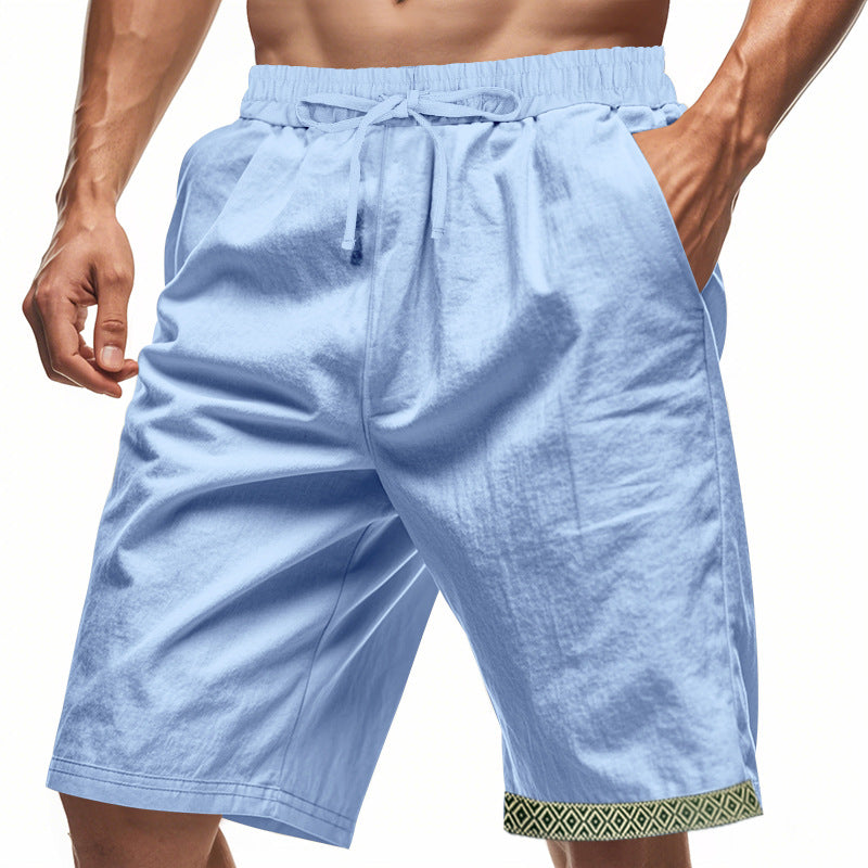 Shorts uomo azzurri in cotone, con tasche laterali e bordo decorativo geometrico. Ideali per l'estate, comodi e alla moda.