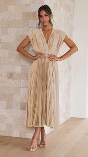 Abito lungo plissettato beige da donna, elegante e moderno, con scollo a V e maniche corte, perfetto per eventi formali e cerimonie.