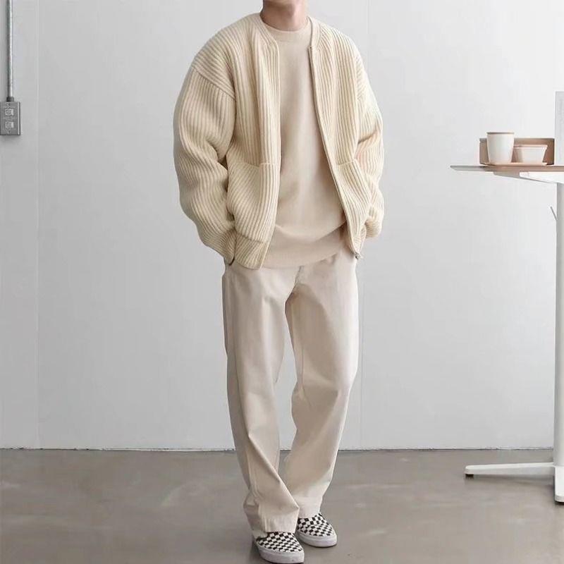 Giacca beige a coste, maglia coordinata, pantaloni chiari, scarpe a scacchi. Moda uomo casual, stile minimalista, abbigliamento autunnale.