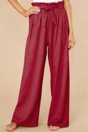 Pantaloni palazzo rossi a vita alta con cintura, tessuto leggero, design elegante. Ideali per moda donna, abbigliamento estivo, look casual chic.
