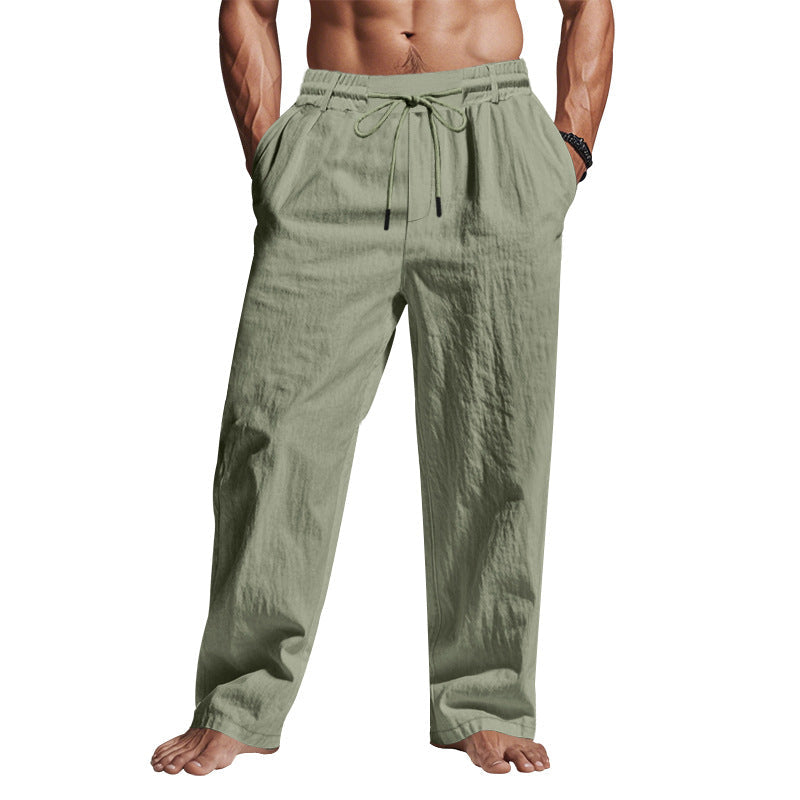 Pantaloni uomo in lino verde chiaro, stile casual, con coulisse in vita. Ideali per l'estate, comodi e traspiranti. Moda maschile estiva.