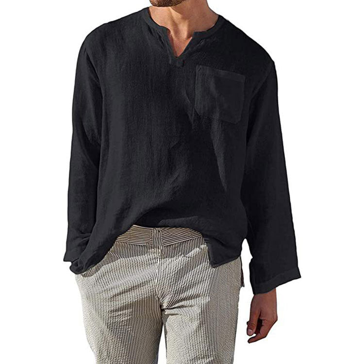 Camicia uomo nera in lino, maniche lunghe, scollo a V, taschino frontale, abbinata a pantaloni a righe. Elegante e casual, perfetta per ogni occasione.