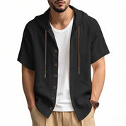 Camicia nera con cappuccio e bottoni, indossata sopra una maglietta bianca. Stile casual maschile, ideale per moda estiva e look urbano.