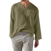 Camicia uomo verde oliva in lino, maniche lunghe, scollo a V, taschino frontale, abbinata a pantaloni a righe. Stile casual elegante.