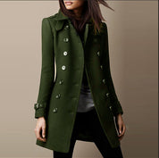 Cappotto verde militare da donna, doppio petto, elegante e moderno, perfetto per l'autunno e l'inverno. Moda femminile, abbigliamento esterno.
