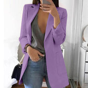 Giacca blazer donna viola, elegante e moderna, abbinata a top grigio e jeans. Look casual chic, perfetto per moda autunnale.