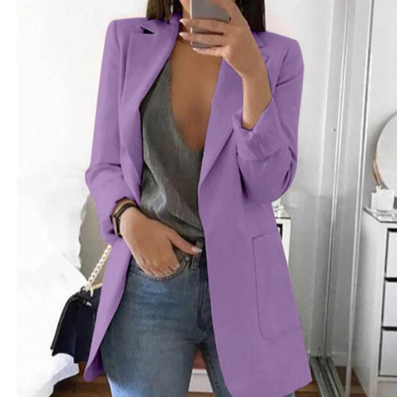 Giacca blazer donna viola, elegante e moderna, abbinata a top grigio e jeans. Look casual chic, perfetto per moda autunnale.