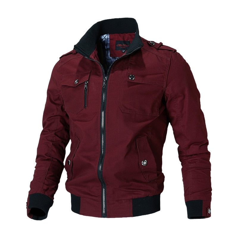 Giacca bomber uomo bordeaux, stile casual, con zip frontale, tasche multiple e polsini a costine. Ideale per moda autunnale e invernale.