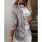 Blazer a quadri bianco e nero da donna, maniche a tre quarti, abbinato a top in pizzo bianco. Look elegante e moderno per ufficio o eventi formali.