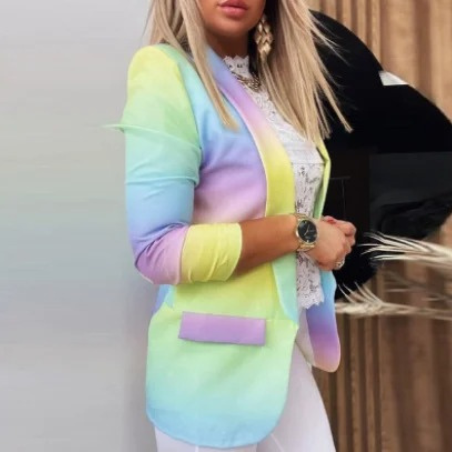 Giacca donna multicolore pastello, maniche lunghe, abbinata a pantaloni bianchi. Moda femminile elegante, stile casual chic.