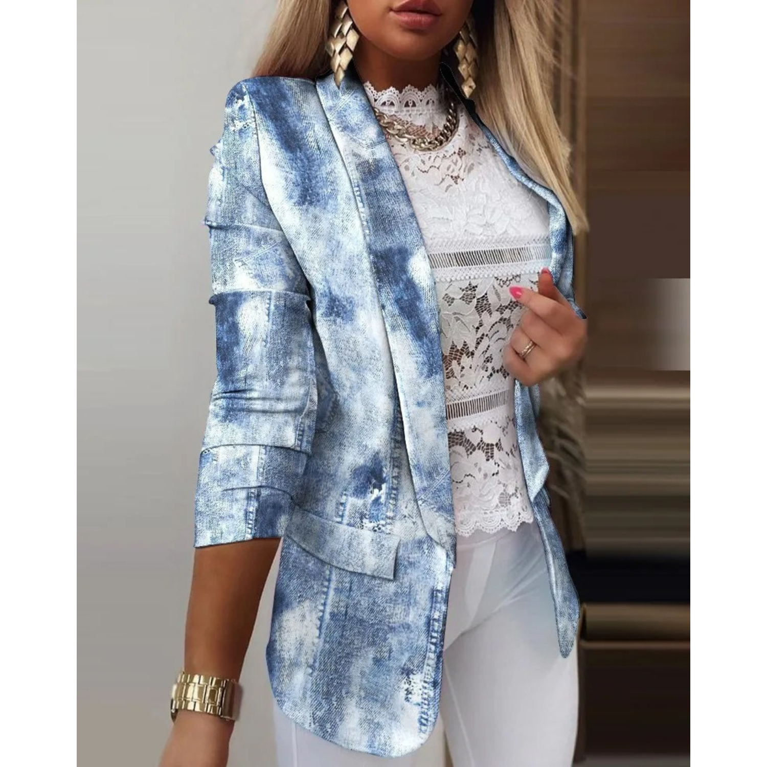 Blazer donna in denim effetto lavato, maniche a tre quarti, abbinato a top in pizzo bianco. Look elegante e moderno per moda femminile.