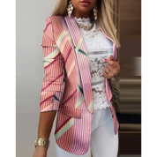 Blazer donna a righe rosa e blu, maniche a tre quarti, abbinato a top in pizzo bianco e pantaloni bianchi. Look elegante e moderno.
