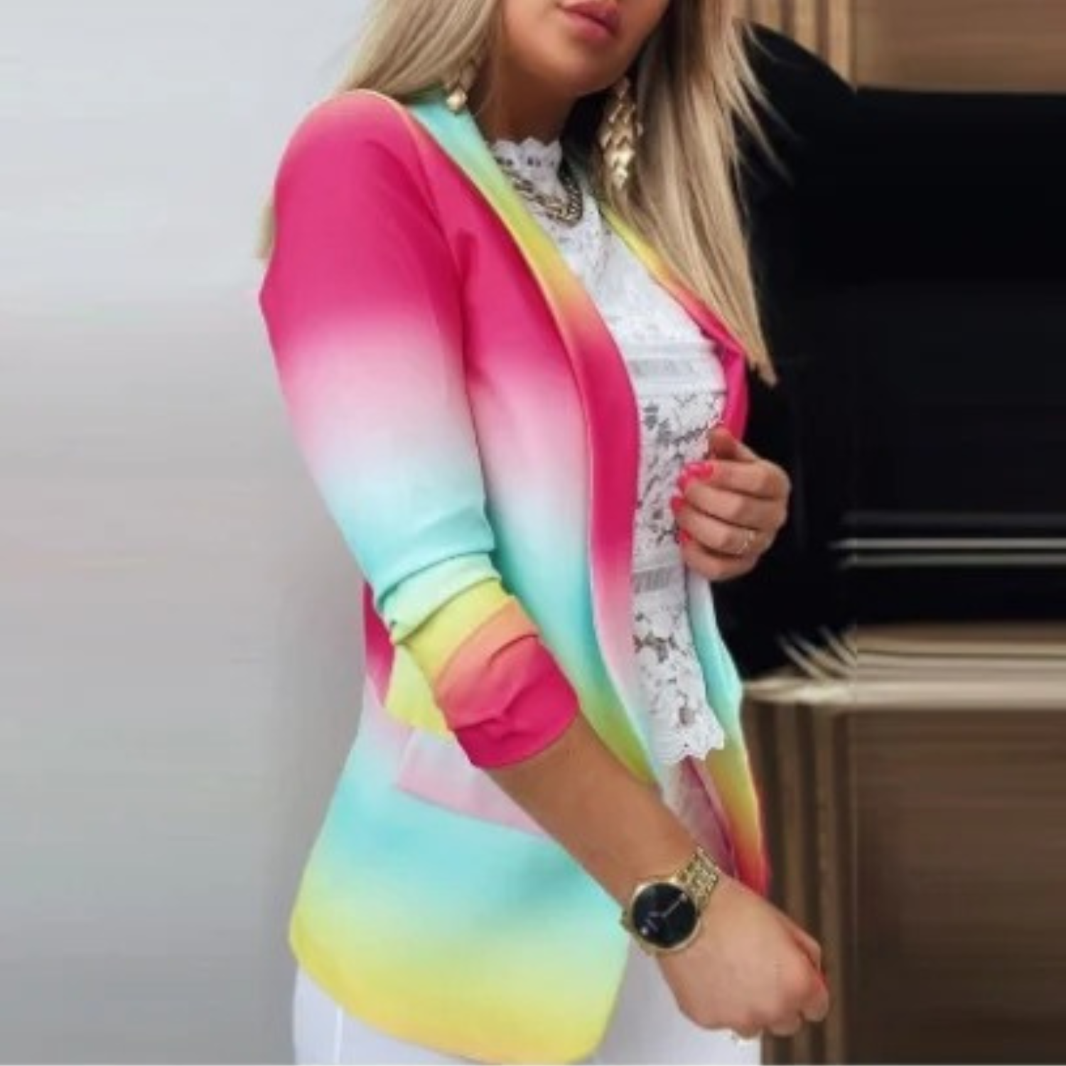 Giacca donna multicolore sfumata, maniche lunghe, indossata su top bianco in pizzo. Moda femminile, abbigliamento casual elegante.