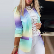 Giacca donna multicolore sfumata, maniche lunghe, abbinata a top in pizzo bianco e pantaloni bianchi. Moda elegante e moderna.