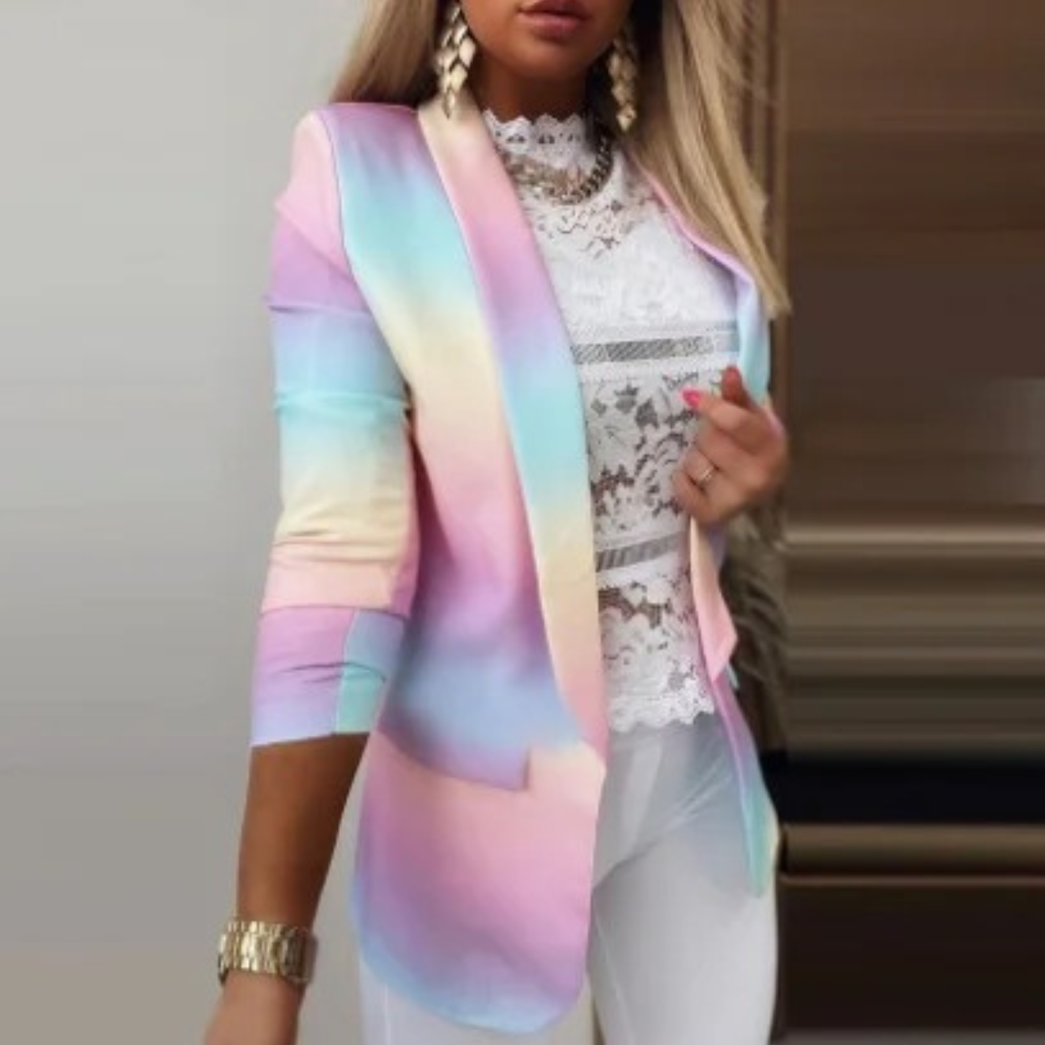 Giacca donna multicolore pastello, elegante e moderna, abbinata a top in pizzo bianco e pantaloni bianchi. Look alla moda per eventi formali.