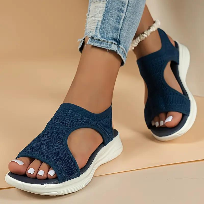 Sandali estivi donna blu, tessuto traspirante, suola bianca antiscivolo, indossati con jeans strappati. Scarpe comode moda casual.