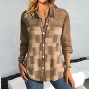 Camicia donna a quadri marrone, maniche lunghe, colletto classico, bottoni frontali, stile casual. Ideale per moda autunnale e look quotidiano.