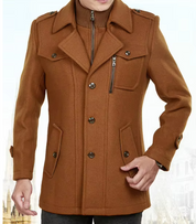 Cappotto uomo marrone elegante, doppio petto, tasche con zip, bottoni decorativi, stile autunnale, moda maschile, abbigliamento invernale.