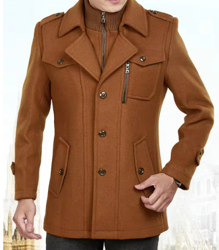 Cappotto uomo marrone elegante, doppio petto, tasche con zip, bottoni decorativi, stile autunnale, moda maschile, abbigliamento invernale.