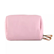 Astuccio rosa in tessuto, chiusura con zip, design semplice, ideale per cosmetici o accessori, perfetto per viaggio o uso quotidiano.